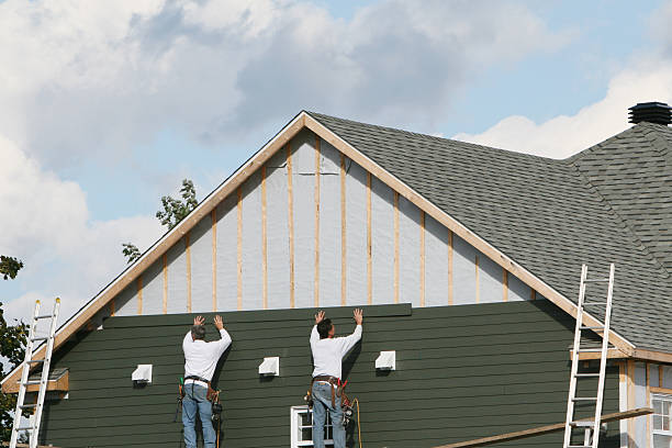 Professional Siding technician working in Herndon, PA
